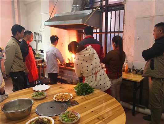 魅力小吃培訓學員飯店小炒師傅操作全程現(xiàn)場案例