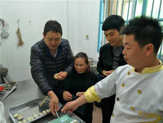 魅力小吃培訓(xùn)學(xué)員小吃培訓(xùn)師傅指導(dǎo)蒸餃制作現(xiàn)場(chǎng)案例