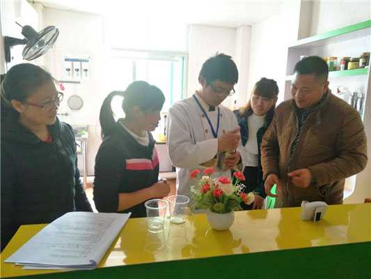 魅力小吃培訓(xùn)學(xué)員奶茶培訓(xùn)間小吃培訓(xùn)師傅教學(xué)實(shí)操現(xiàn)場(chǎng)案例