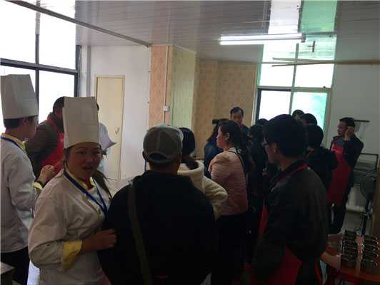 魅力小吃培訓學員雜糧煎餅制作技巧培訓現(xiàn)場案例
