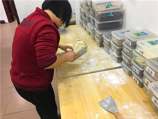 魅力小吃培訓學員沙縣小吃之餛飩皮現(xiàn)場制作案例
