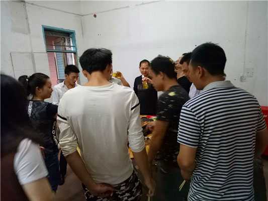 魅力小吃培訓(xùn)學(xué)員特色烤魚實操學(xué)員品嘗烤魚現(xiàn)場案例