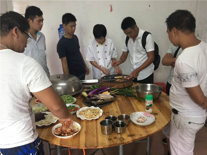魅力小吃培訓學員傳授燒烤材料準備注意事項現(xiàn)場案例