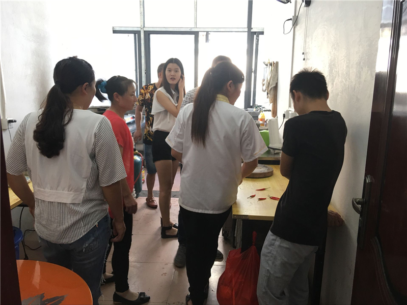 小吃培訓(xùn)師傅教授多名學(xué)員腸粉制作技巧現(xiàn)場(chǎng)案例