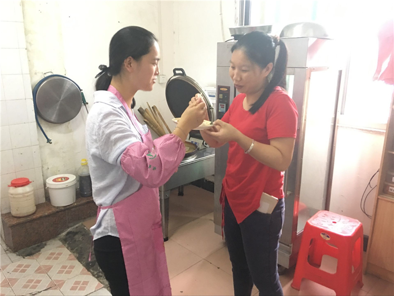 魅力小吃培訓(xùn)學(xué)員品嘗剛出爐的腸粉現(xiàn)場(chǎng)案例