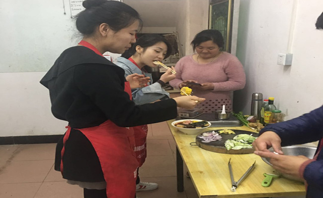 學(xué)員品嘗小吃制作成果味道現(xiàn)場